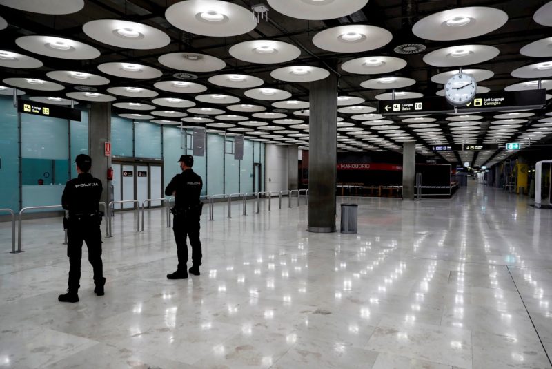 Efectivos policiales en el vacío interior de la T4 del Aeropuerto de Madrid- Barajas.