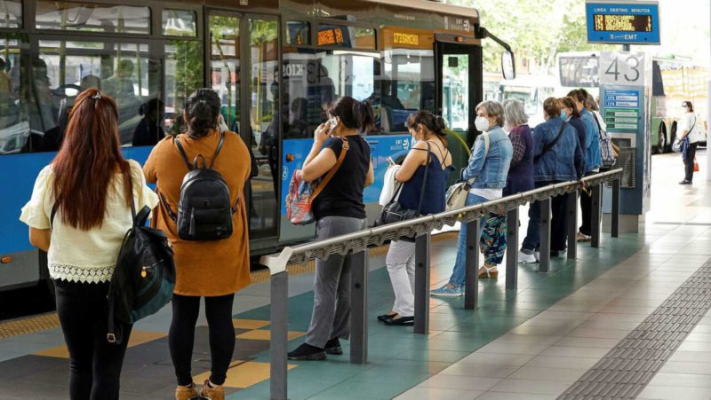 Varias personas esperando a un bus de la EMT en Madrid