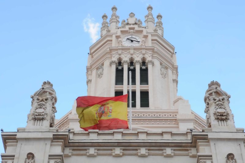 El Ayuntamiento de Madrid ondeando la bandera de España a media asta