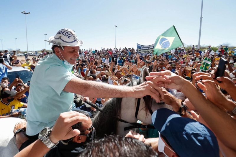 El presidente de Brasil, Jair Bolsonaro recibido por centenares de seguidores en Piauí y sobre un caballo