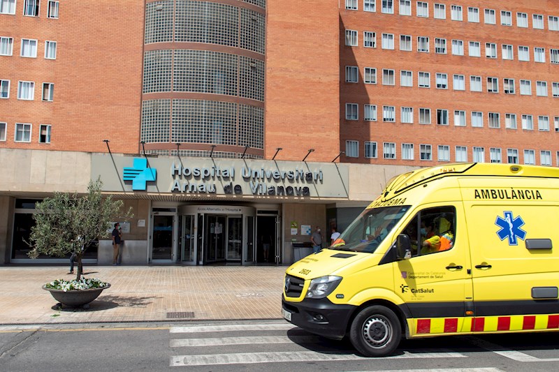 Vista del hospital Arnau de Vilanova de Lleida, capital de la comarca del Segriá, que desde el sábado permanece confinada perimetralmente por varios brotes de COVID-19.