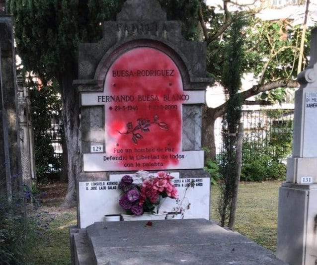 La lápida de la tumba del dirigente socialista asesinado por ETA, Fernando Buesa