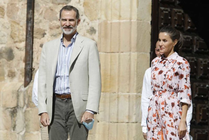 El rey Felipe y la reina Letizia durante su visita a Vinuesa, Soria este miércoles.
