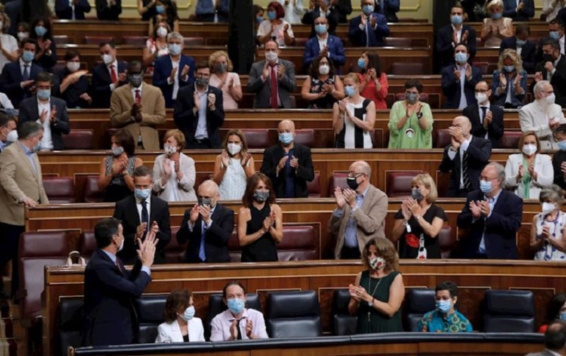 El presidente del Gobierno, Pedro Sánchez, los miembros del Ejecutivo y los diputados socialistas aplauden al inicio del pleno del Congreso de este miércoles ante el que comparece el presidente para informar sobre los resultados del último Consejo Europeo
