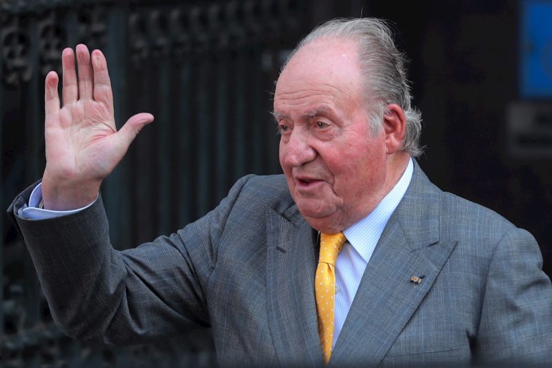 El rey Juan Carlos comunica su decisión de trasladarse a vivir fuera de España