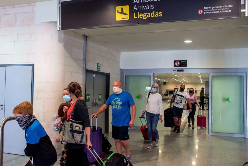 Turistas llegan al aeropuerto de Barajas