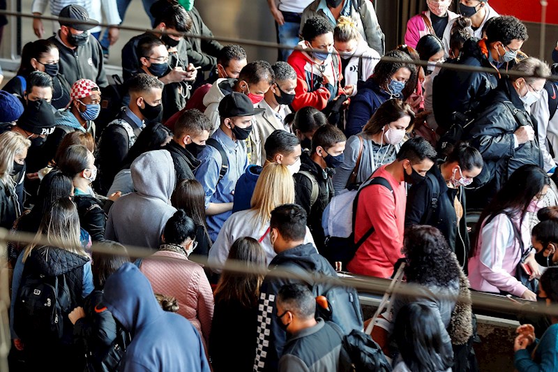 Decenas de pasajeros desembarcan del tren en la estación Luz hoy, en el centro de Sao Paulo (Brasil).