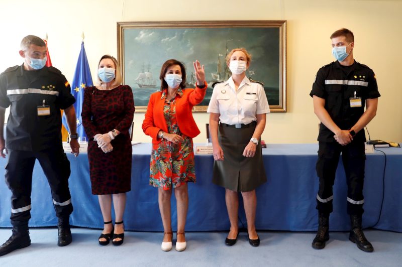 El capitán, José Ramón Fedriani; la subsecretaria de Defensa, María Amparo Valcarce García; la ministra de Defensa, Margarita Robles, la directora del Instituto de Medicina Preventiva de la Defensa, la teniente coronel María del Carmen Ariñez Fernández, y el teniente Miguel Vidal Rodríguez.