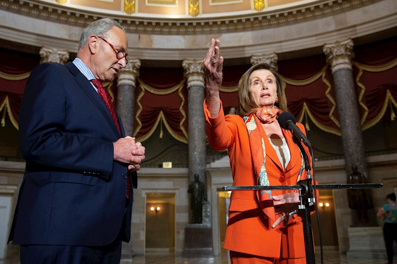 La presidenta de la Cámara de Representantes de EE.UU., la demócrata Nancy Pelosi (d), junto al líder de la minoría del partido en el Senado, Chuck Schumer (d), da declaraciones en el Capitolio, Washington
