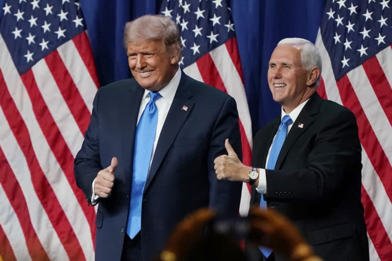 El vicepresidente de EE.UU., Mike Pence juntos a Donald Trump