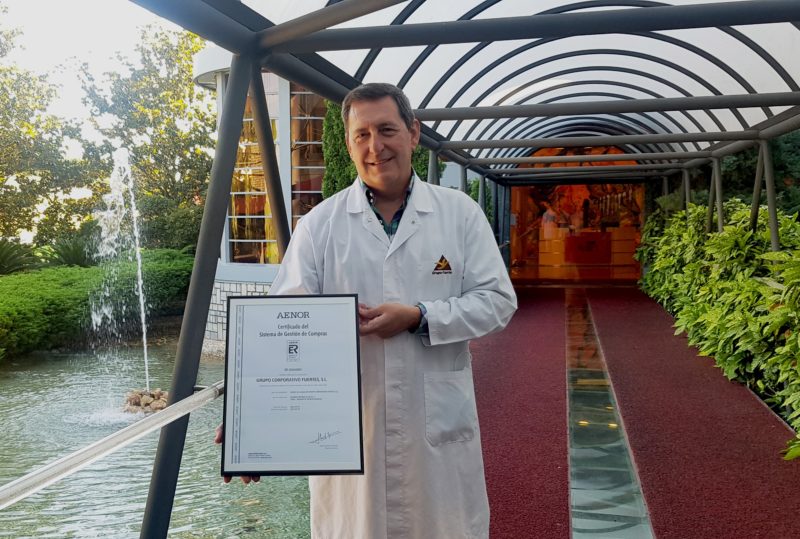 El director de Compras del Grupo, Constantino Sánchez, muestra la certificación UNE 15896 de Gestión de Compras de Valor Añadido.