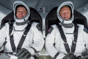 Fotografía cedida por la NASA que muestra a los astronautas Bob Behnken (2-i) y Douglas Hurley (d).