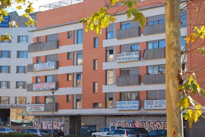 Un edificio de viviendas okupadas en la Comunidad de Madrid
