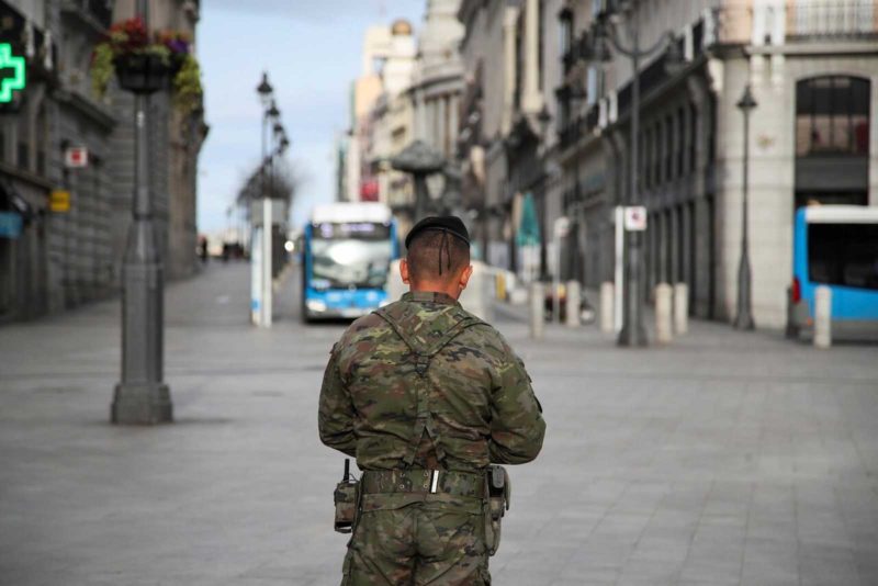 Un miembro de la brigada paracaidista en la Puerta del Sol de Madrid durante el confinamiento