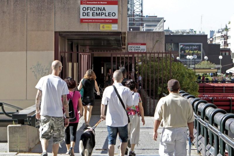 Varias personas se dirigen hacia la oficina de empleo de Azca en Madrid