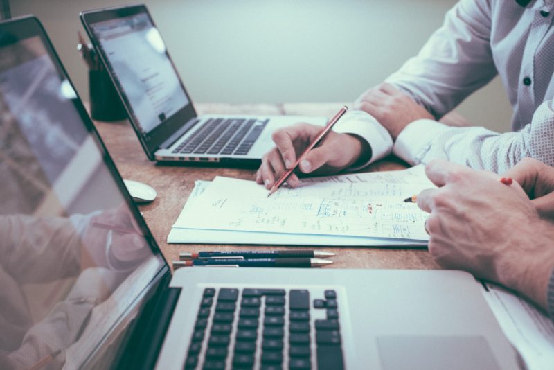Dos personas trabajando con sus portátiles