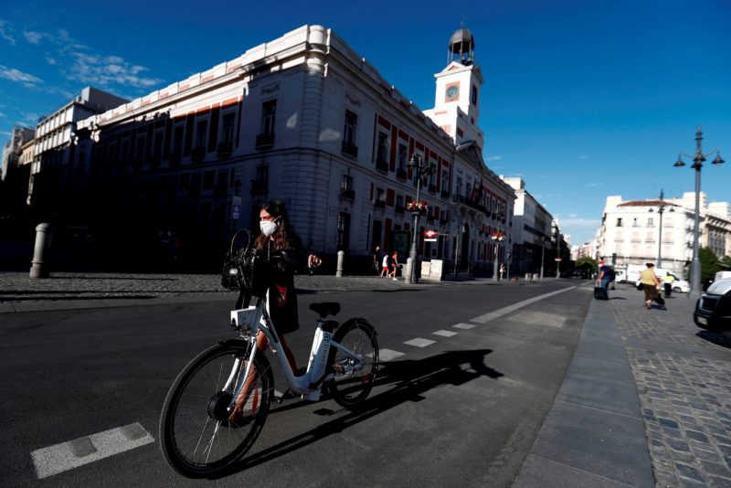 Una ciclista cruza la Puerta del Sol, en Madrid.