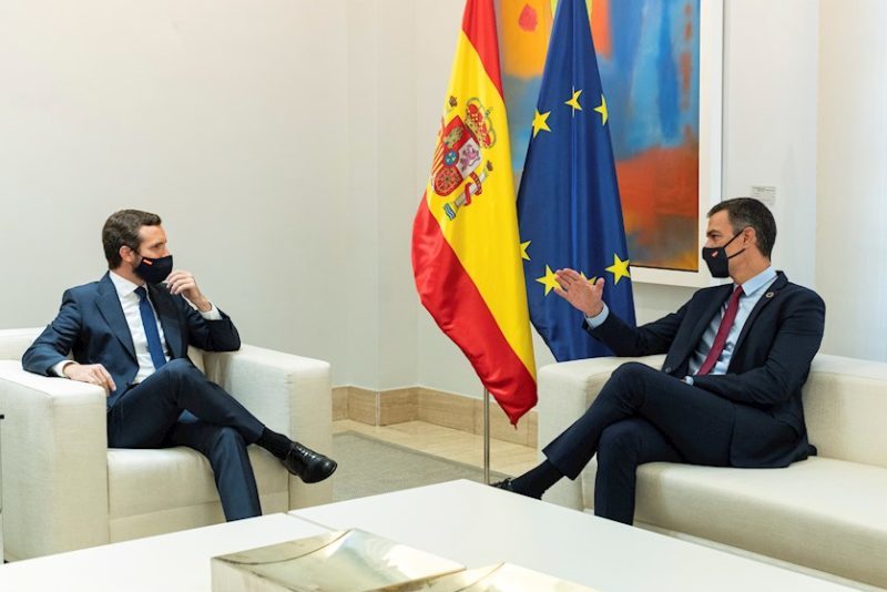 El presidente del Gobierno, Pedro Sánchez (d) durante su encuentro con el líder del PP, Pablo Casado (i) en La Moncloa este miércoles.