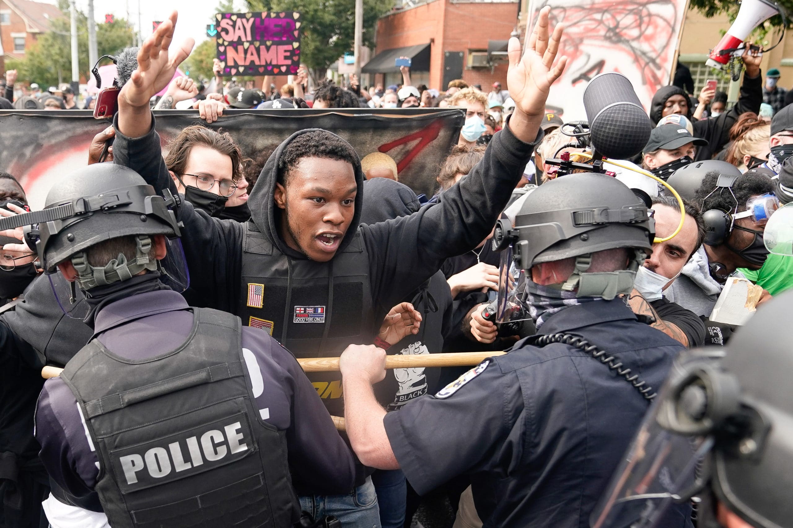 Un manifestante se enfrenta con la policía durante las protestas celebradas en Louisville, estado de Kentucky, Estados Unidos, el 23 de septiembre de 2020. REUTERS/Bryan Woolston
