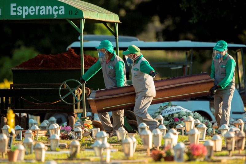 Trabajadores del cementerio Campo de Esperanza entierra una víctima de covid-19, en Brasilia (Brasil).