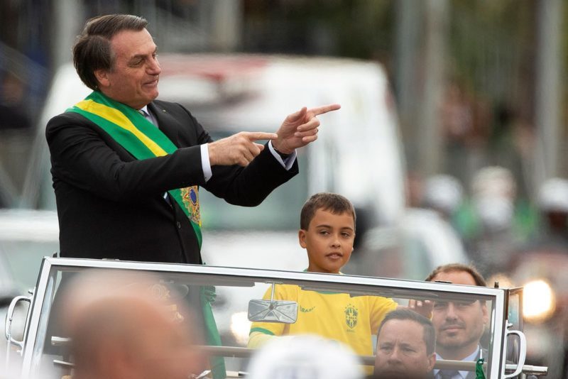 El presidente de Brasil, Jair Bolsonaro (c-atrás), fue registrado este lunes, al recorrer en un automóvil descapotado el Palacio de la Alvorada, durante la ceremonia oficial por el Día de la Independencia, en Brasilia