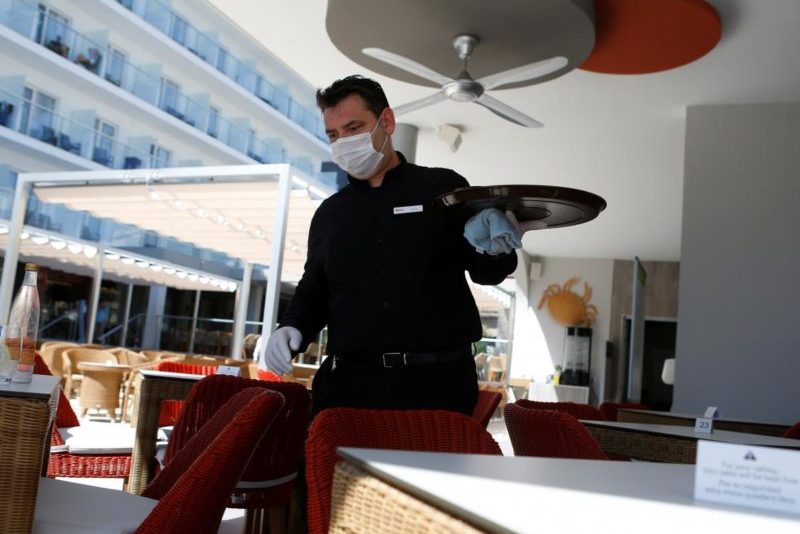 Un camarero sirviendo mesas en un restaurante