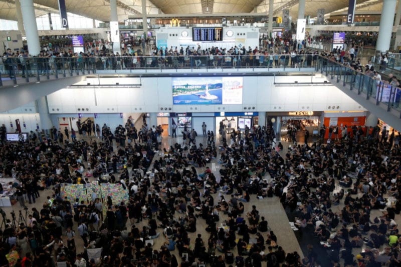 Cientos de manifestantes protestan en el aeropuerto internacional de Hong Kong. Denuncian los ataques de Yuen Long y piden la renunca de Carrie Lam. Viernes 26 de julio de 2019.