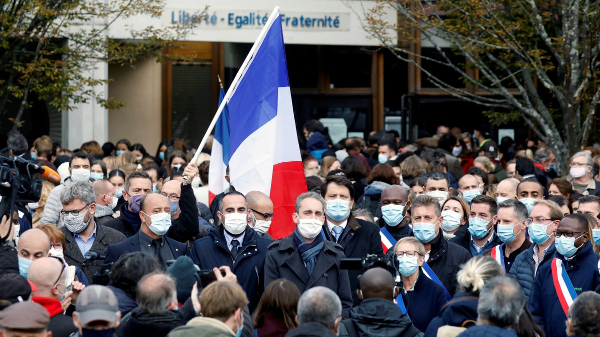 Miles de franceses salen a la calle a rendir homenaje al profesor decapitado por un refugiado islamista