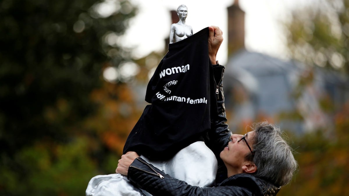 Polémica en Londres por una escultura desnuda de una feminista