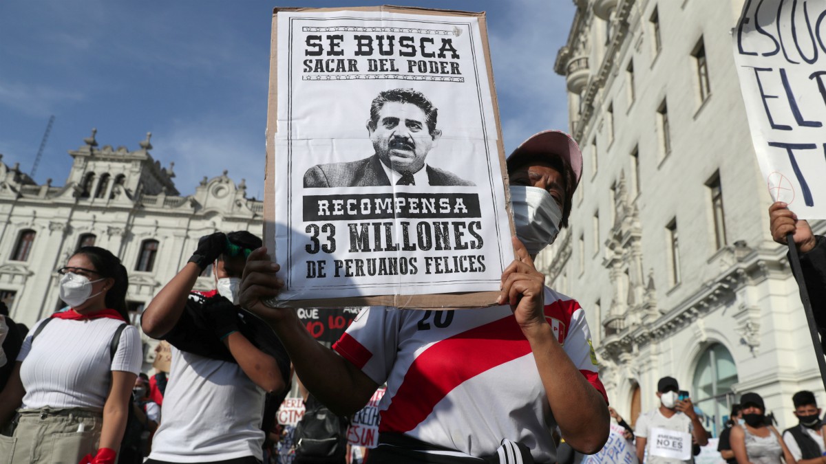 El gobierno interino del peruano Manuel Merino en crisis: la mitad de su gabinete dimite