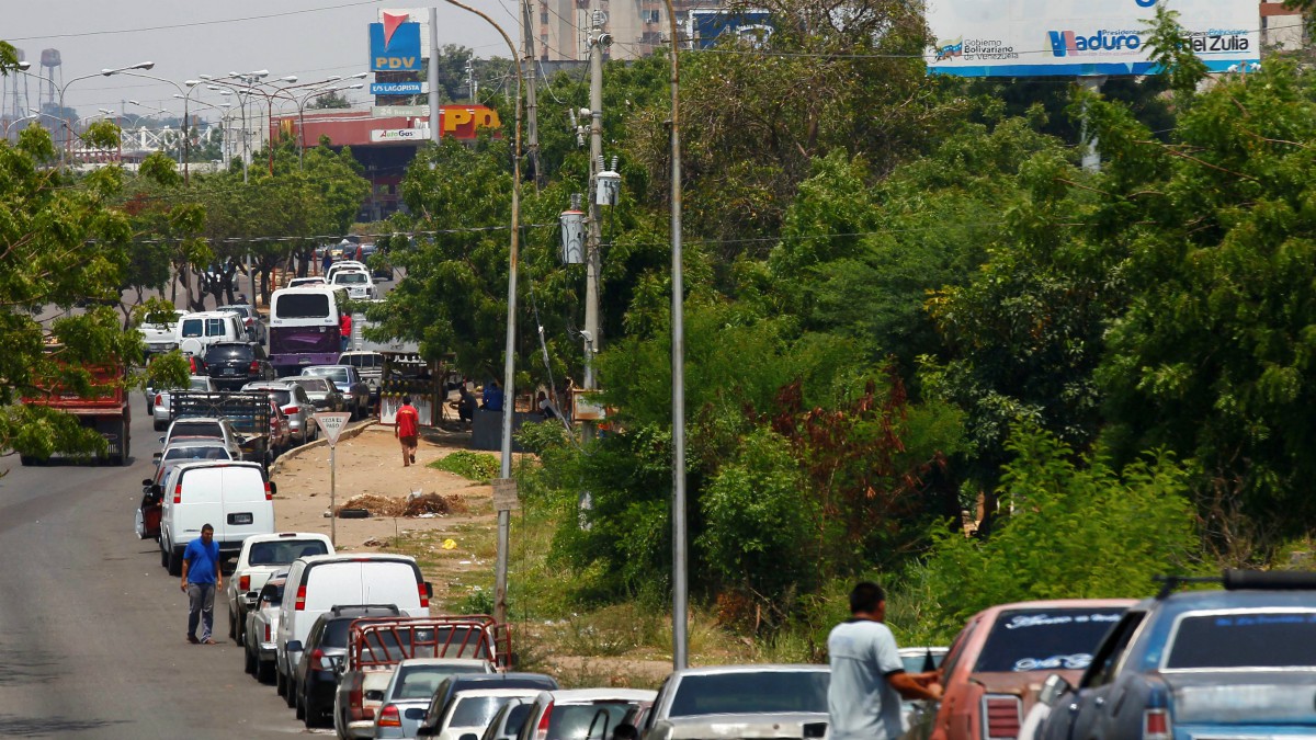 Desesperados por el combustible, los venezolanos roban crudo de PDVSA y fabrican su propia gasolina