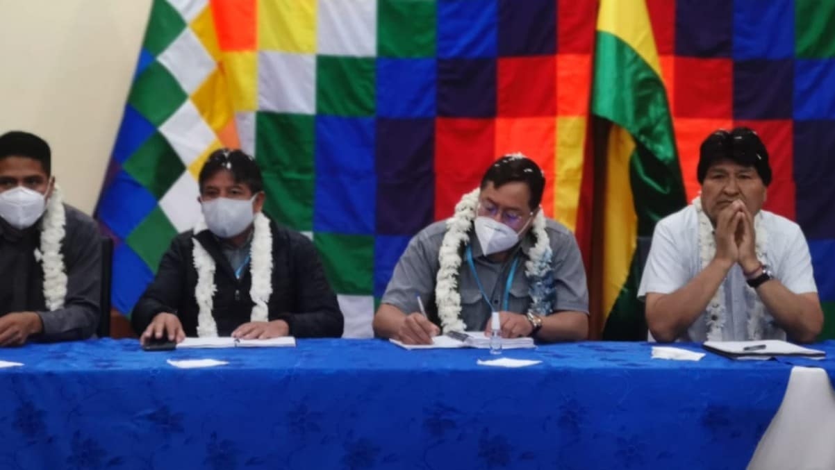 Sigue la persecución izquierdista en Bolivia: denuncian al excandidato Camacho y a antiguos mandos de las FFAA