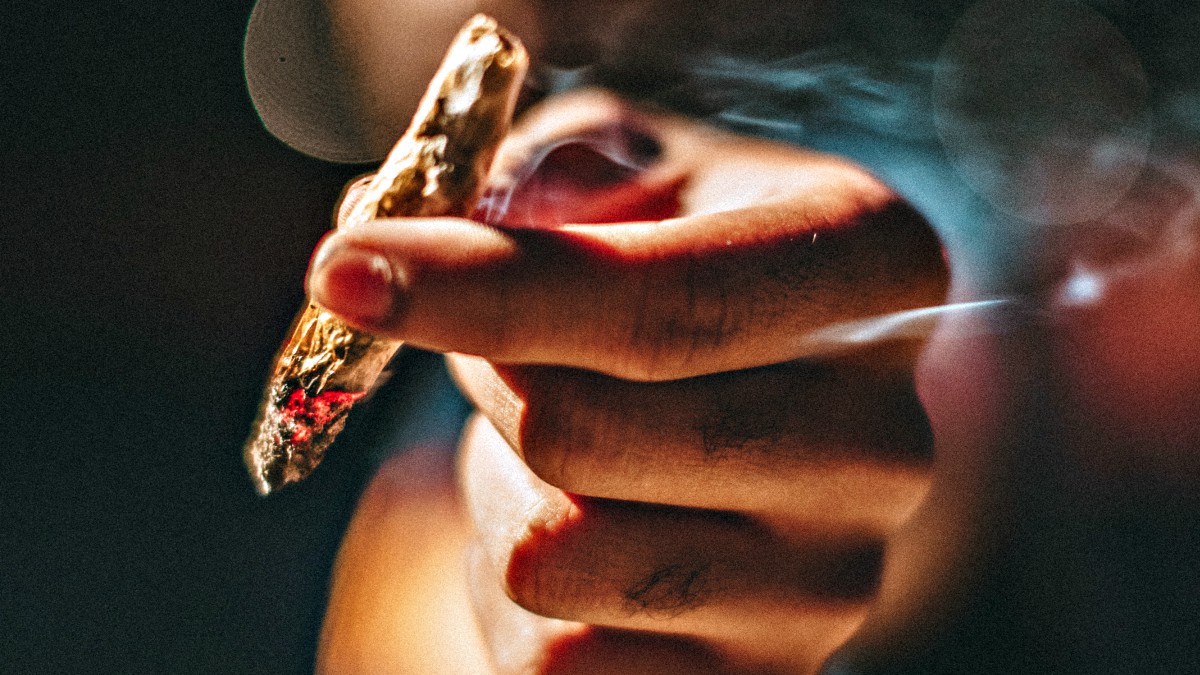 Un tercio de los jóvenes fumaría más cannabis si se regulara su consumo