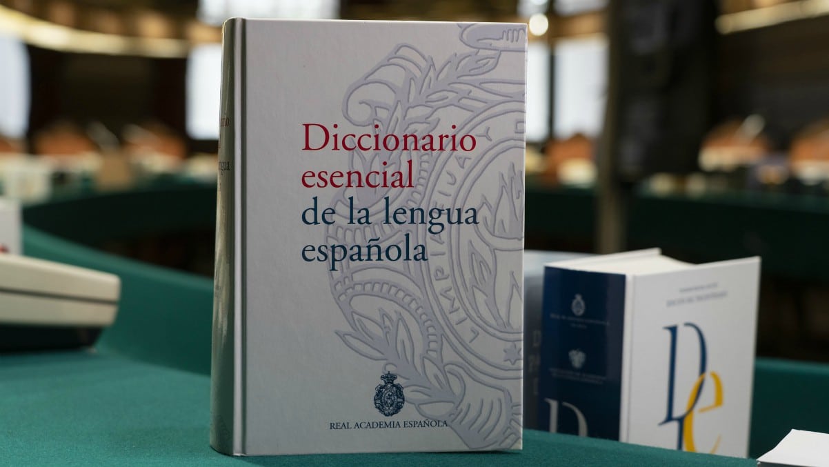El Gobierno quiere controlar hasta la RAE: censura que incluya el acrónimo mena porque «estigmatiza»