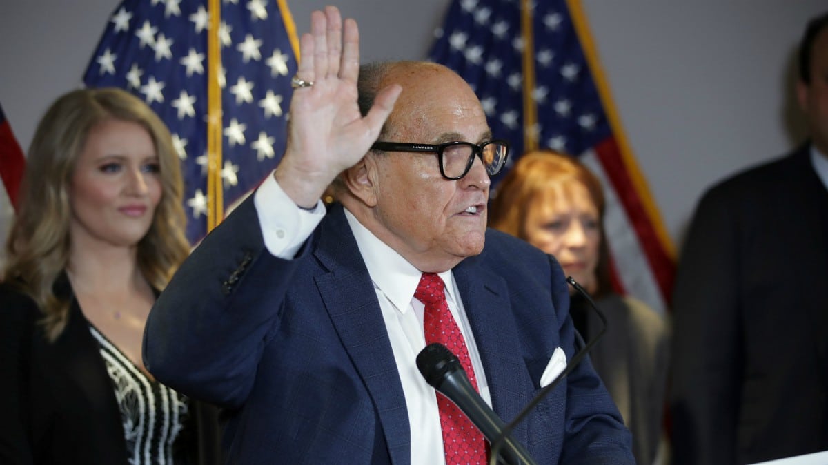 Trump podría acudir de nuevo a Giuliani para defenderse del juicio político