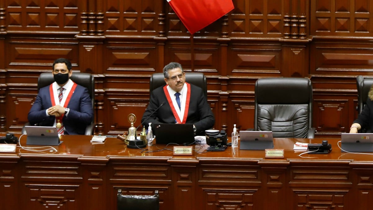 Exjefe del Congreso asume la presidencia de Perú y ratifica las elecciones de abril