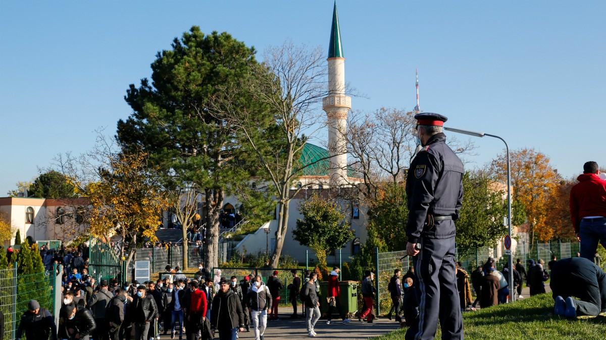 Austria cierra mezquitas frecuentadas por el terrorista islámico de Viena