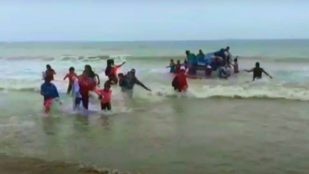 Los niños venezolanos lanzados a la deriva por Trinidad y Tobago regresan a la isla