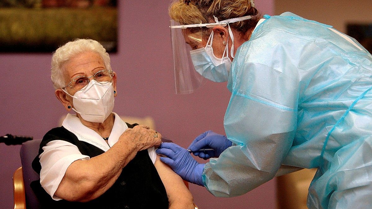 Araceli, de 96 años, es la primera vacunada contra el covid-19 en España