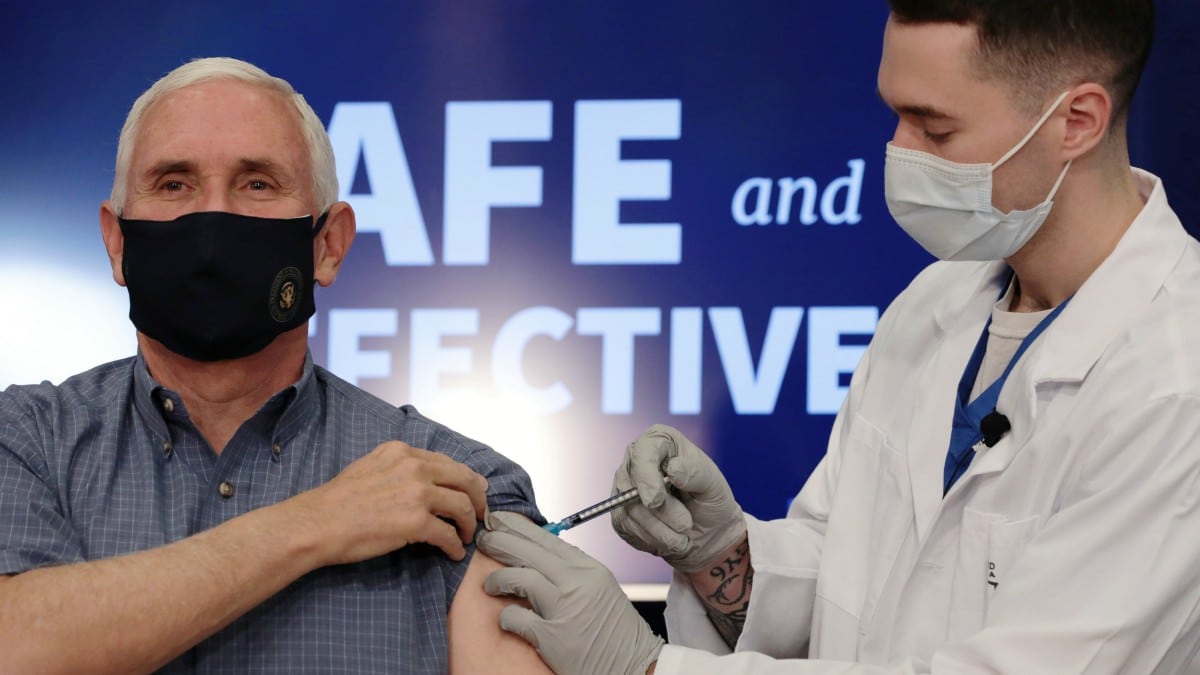 Mike Pence recibe vacuna contra el covid-19 en la Casa Blanca