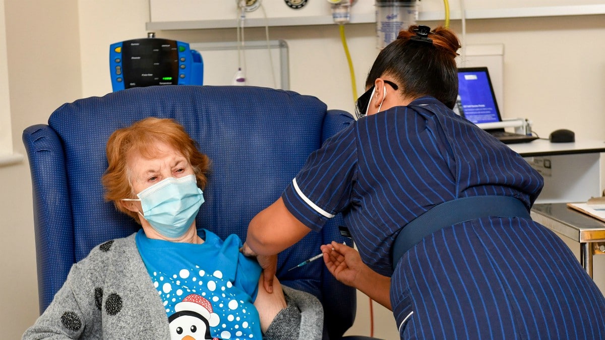 Una mujer de 90 años de Reino Unido, primera persona en recibir la vacuna de Pfizer