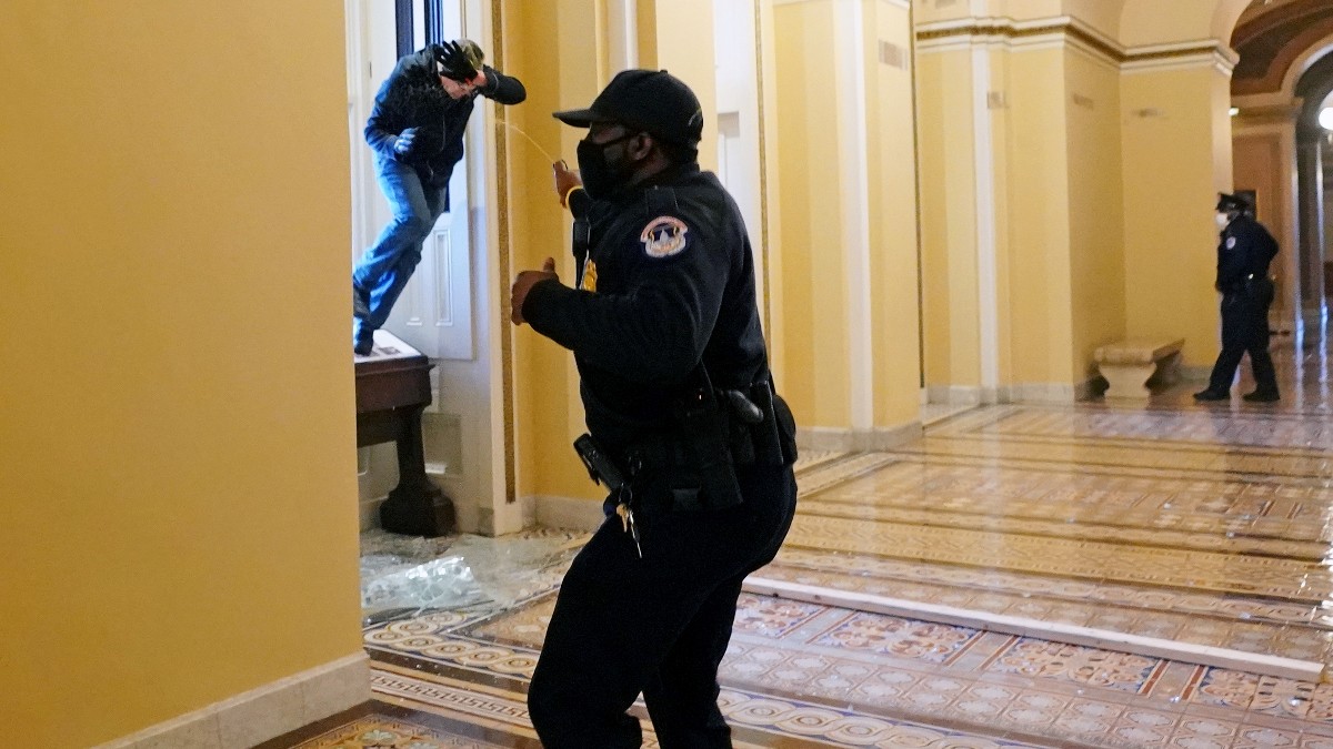 Muere un policía herido en el Capitolio y la cifra de muertos se eleva a cinco