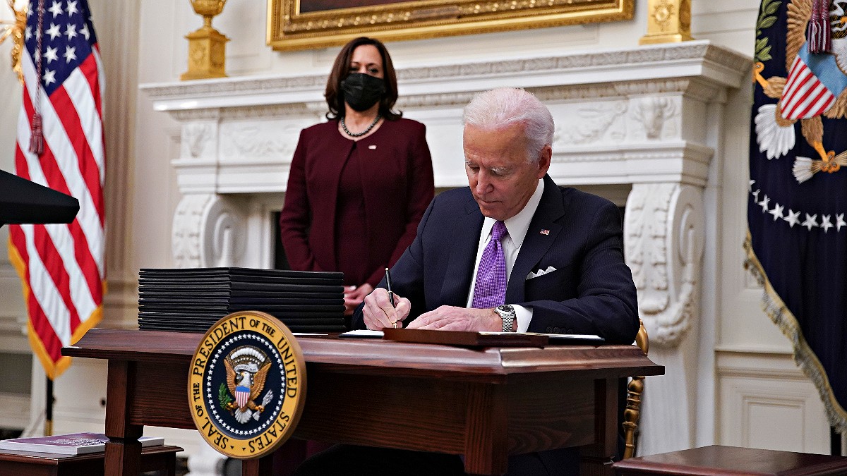 Clima, aborto e inmigración:  las órdenes ejecutivas de Biden esta semana para revertir el legado de Trump