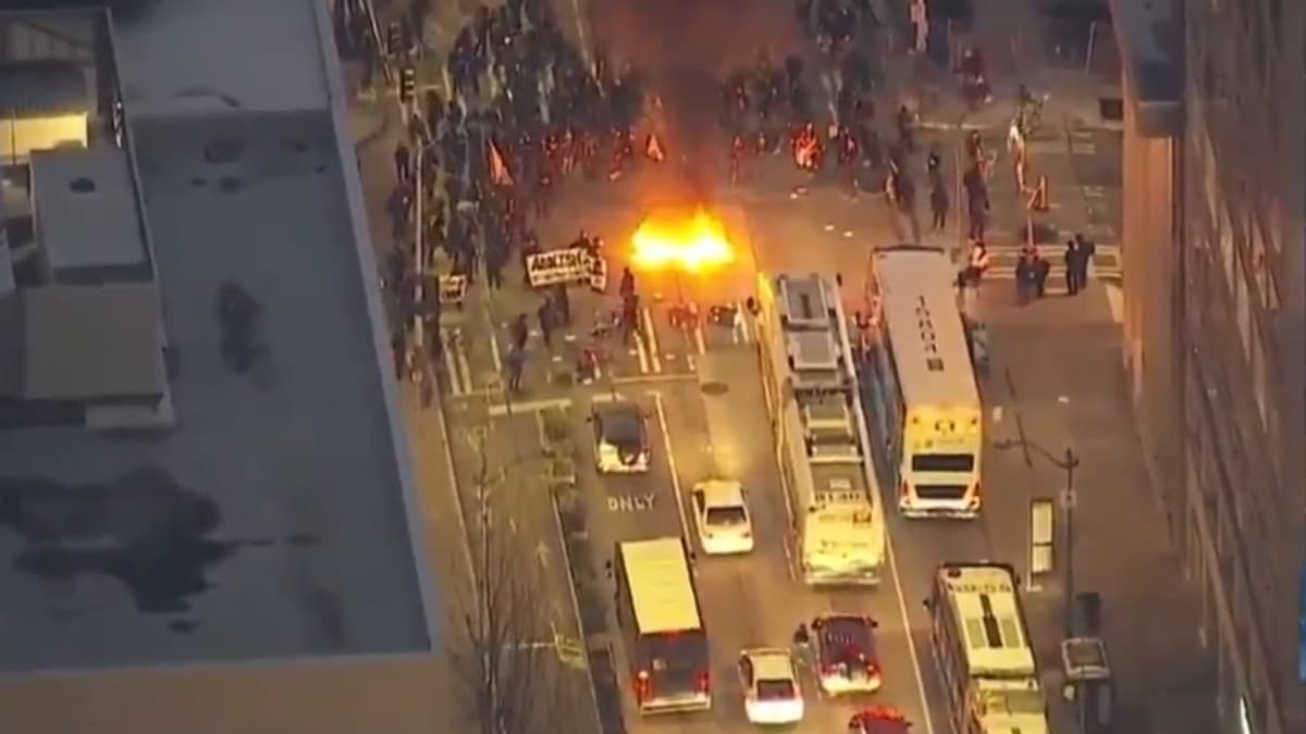 ‘Antifa’ celebra la llegada de Biden quemando banderas de EEUU en Seattle