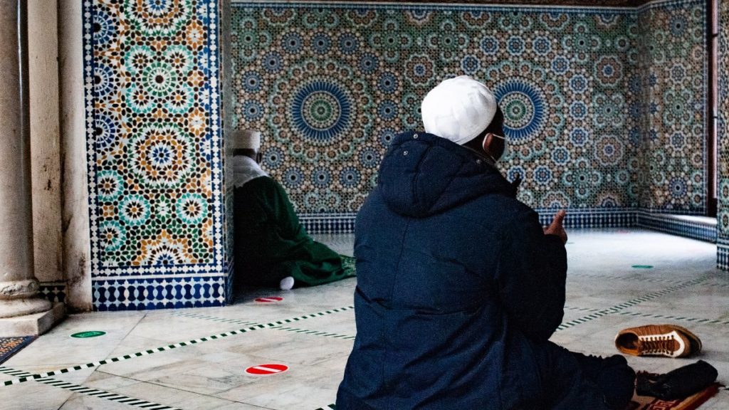 Varios musulmanes rezan en una mezquita.