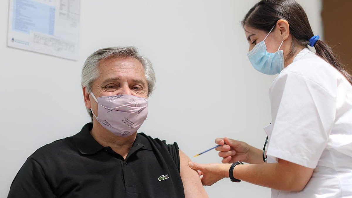 Pese a haberse inoculado con la vacuna rusa, Alberto Fernández da positivo por covid-19