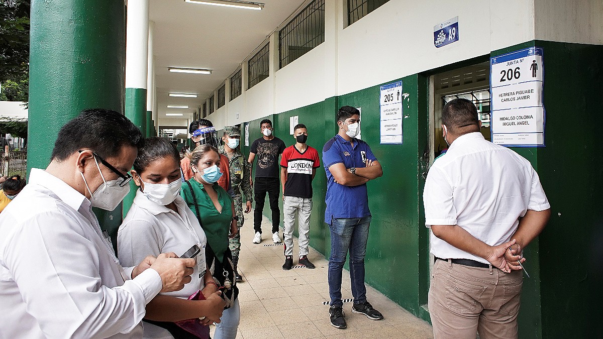 Ecuador abre los colegios electorales ante la amenaza del regreso del correísmo