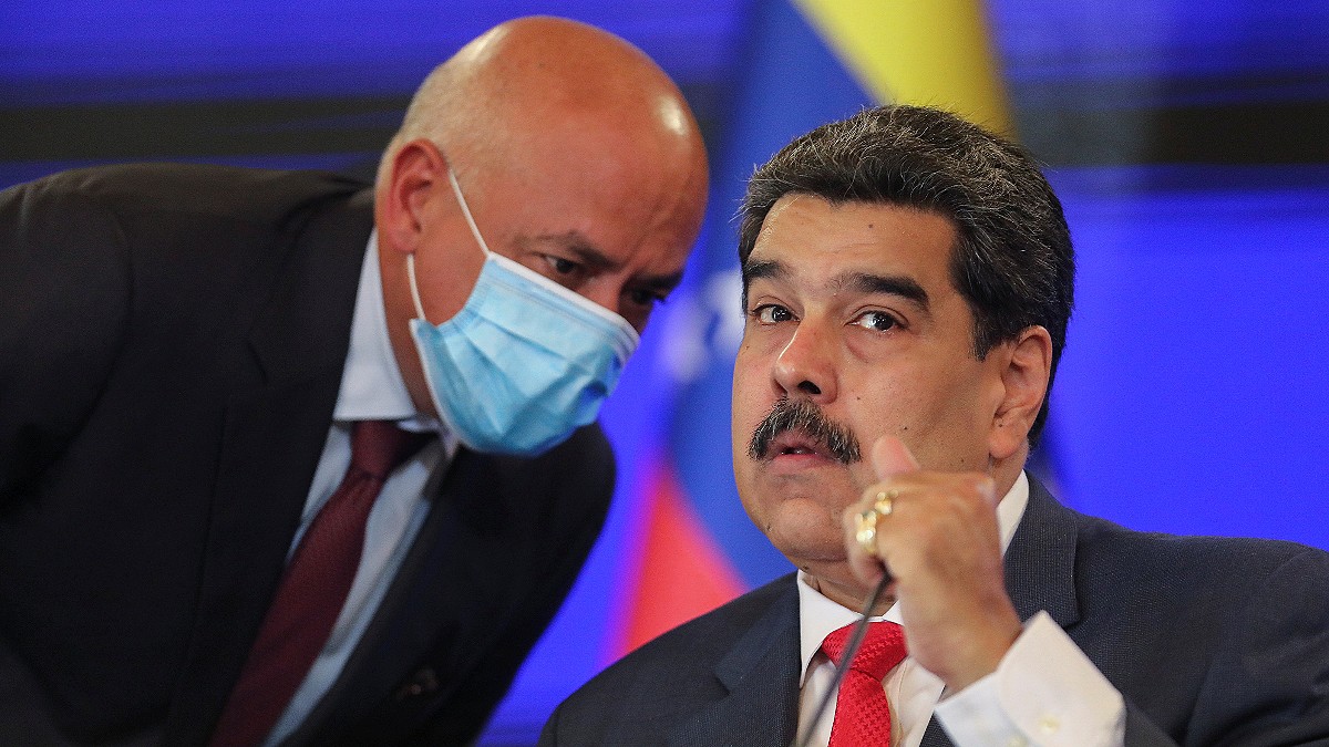 Maduro advierte de ‘reacciones contundentes’ contra el presidente Duque por un operativo para combatir a grupos armados en Colombia