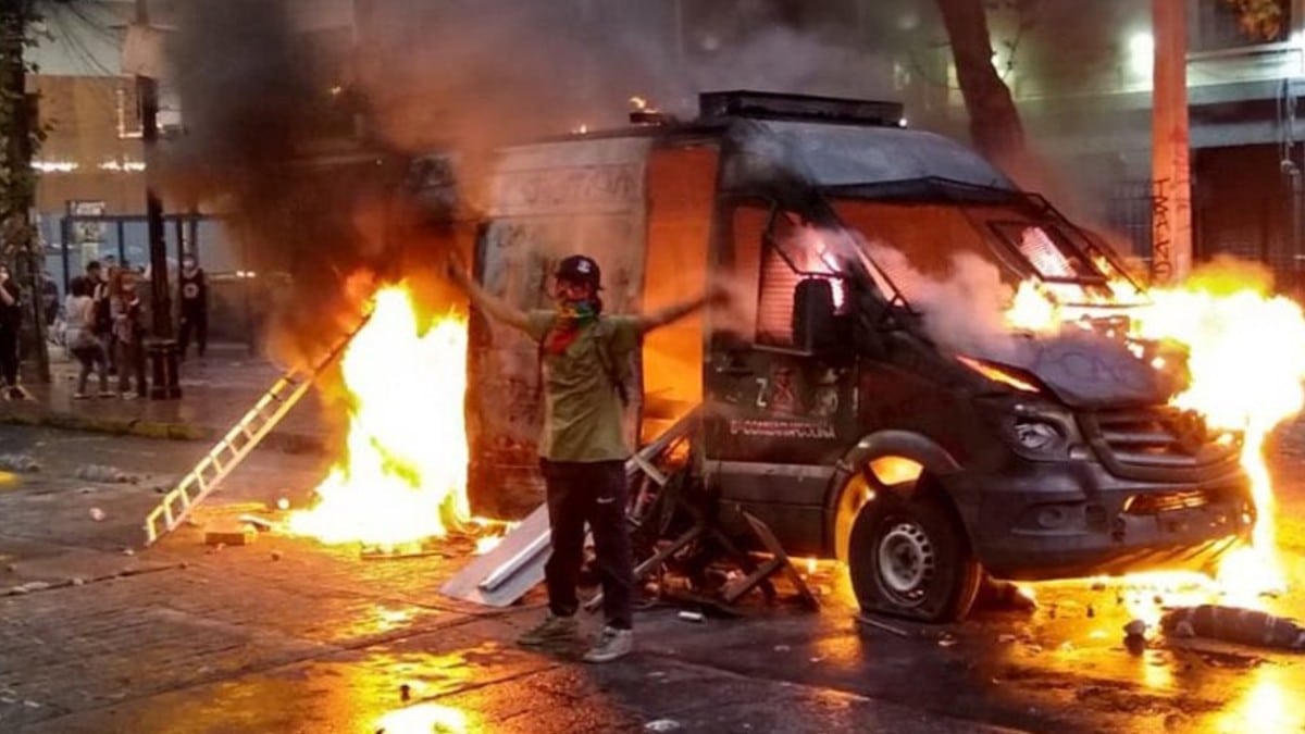 Izquierdistas tratan de quemar vivos a agentes policiales en una nueva manifestación violenta en Chile