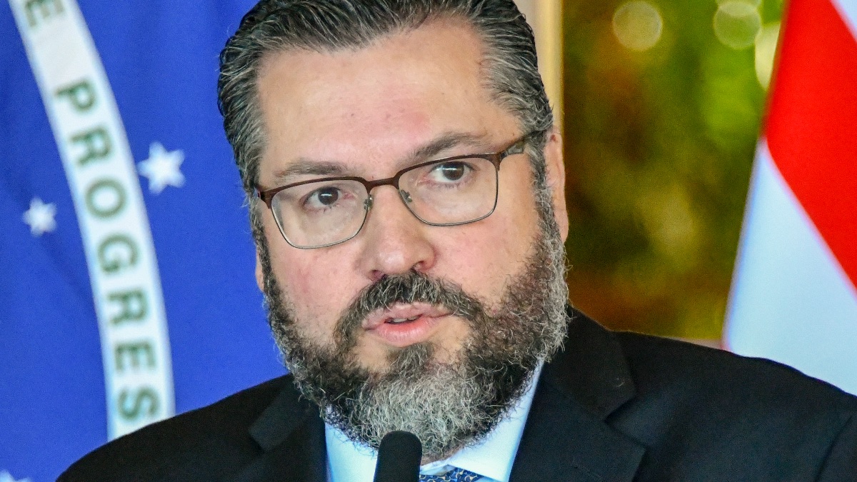 Ernesto Araújo: ‘El bulo más importante contra el Gobierno de Bolsonaro fue un tuit de Macron en 2019’